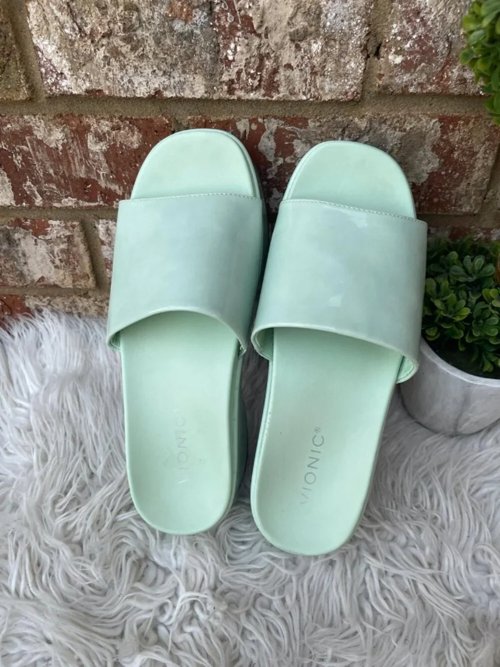 Vionic Trista Flatform Slide sandals, with glossy mint green finish Size 8